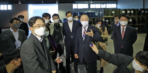 홍남기 "'종부세 폭탄' 표현 지나쳐…손실보상 하한액은 상향 검토"