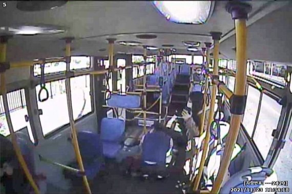 시내버스 안에서 의식을 잃고 쓰러진 50대 승객을 버스기사와 승객들이 심폐소생술(CPR)로 소중한 생명을 구했다. 버스 CCTV화면.(경주시제공)