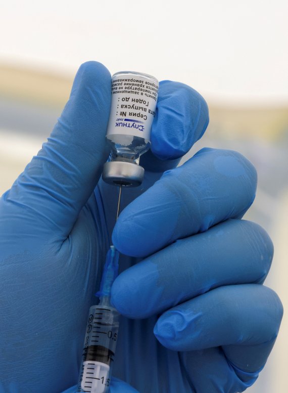 한 의료 종사자가 모스크바의 예방접종 센터에서 주사기에 스푸트니크 백신을 채우고 있다. 로이터뉴스1
