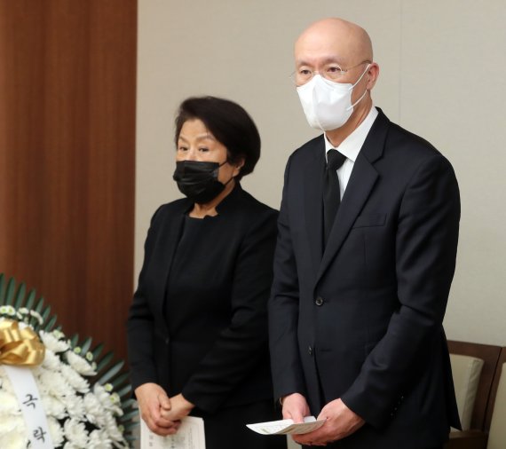 고 전두환 전 대통령 부인 이순자씨(왼쪽)과 차남 전재용씨. 2021.11.24/뉴스1 © News1 이승배 기자