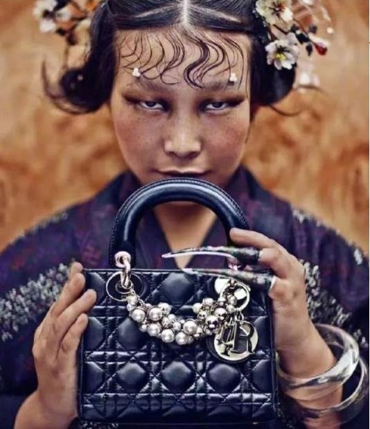 중국 사진 작가가 찍은 기괴한 눈빛의 사진...중국 여성을 못생겨 보이도록...