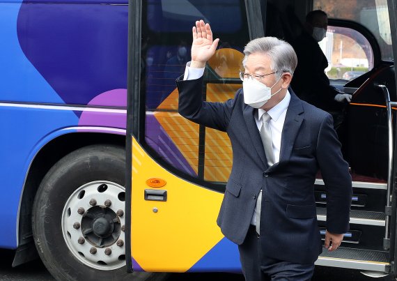 이재명 더불어민주당 대선 후보가 지난 19일 오후 대전 유성구 한국전자통신연구원(ETRI)을 방문해 손을 흔들고 있다. 뉴스1 제공