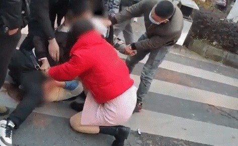 지난 19일 저녁 중국 러산시의 한 거리에서 한 남성이 식칼을 휘두르자 현지 경찰과 사복 경찰(빨간 옷)이 그를 제압했다. (중국 포털사이트 '바이두' 갈무리) © 뉴스1