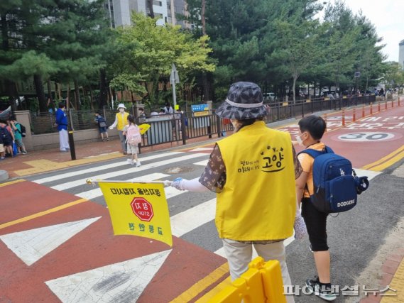 노인일자리 사업 ‘학교 앞 녹색활동 지원’. 사진제공=고양시