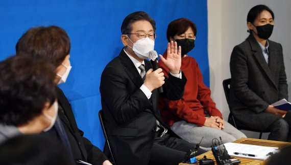 [서울=뉴시스] 국회사진기자단 = 이재명 더불어민주당 대선 후보가 25일 서울 동작구 복합문화공간 숨에서 열린 '군대 내 성폭력 OUT, 인권 IN' 여성군인들과 간담회에서 발언하고 있다. 2021.11.25. photo@newsis.com