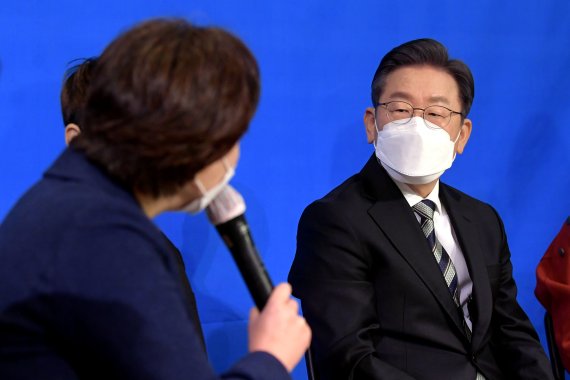 [서울=뉴시스] 국회사진기자단 = 이재명 더불어민주당 대선 후보가 25일 서울 동작구 복합문화공간 숨에서 열린 '군대 내 성폭력 OUT, 인권 IN' 여성군인들과 간담회에서 발언을 듣고 있다. 2021.11.25. photo@newsis.com