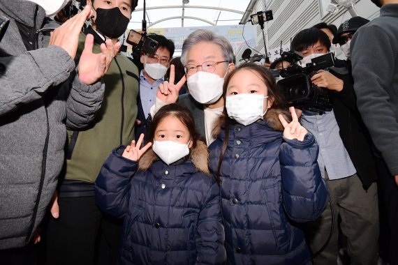 [창원=뉴시스] 차용현 기자 = 매타버스(매주 타는 민생버스)를 타고 전국순회에 나선 더불어민주당 이재명 대통령후보가 13일 오후 경남 창원시 마산어시장 찾아 지지자들과 기념촬영을 하고 있다. 2021.11.13. con@newsis.com