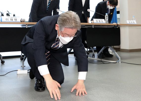 [서울=뉴시스] 국회사진기자단 = 이재명 더불어민주당 대선 후보가 24일 서울 여의도 중앙당사에서 열린 민생·개혁 입법 추진 간담회에서 '새로운 민주당으로 거듭나겠다'며 사죄의 절을 하고 있다. 2021.11.24. photo@newsis.com