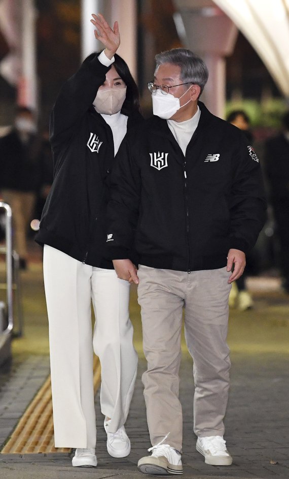 [서울=뉴시스] 국회사진기자단 = 이재명 더불어민주당 대선 후보와 부인 김혜경 씨가 18일 오후 서울 고척스카이돔에서 열리는 '2021 신한은행 SOL KBO리그' KT 위즈와 두산 베어스의 한국시리즈 4차전을 관전하기 위해 이동하고 있다. 2021.11.18. photo@newsis.com