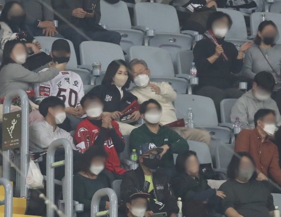 [서울=뉴시스] 조수정 기자 = 이재명 더불어민주당 대선후보와 부인 김혜경 씨가 18일 서울 고척돔에서 열린 프로야구 한국시리즈 4차전 7회 말까지 자리를 지키며 관전, 대화를 나누고 있다. 2021.11.18. chocrystal@newsis.com