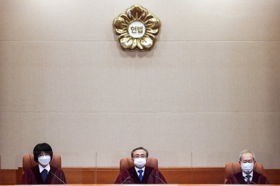 유남석 헌법재판소장을 비롯한 헌법재판관들이 25일 오후 서울 종로구 헌법재판소에서 11월 심판사건 선고를 열기위해 자리에 앉아 있다. /사진=뉴시스