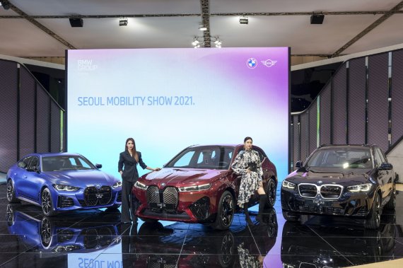 내달 5일까지 경기 고양시 킨텍스에서 진행되는 2021 서울모빌리티쇼에 마련된 BMW 전시관 전경. BMW그룹코리아 제공