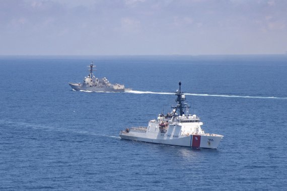 [AP/뉴시스 자료사진]레전드급 미 해안경비대 함정(앞)이 지난 8월 27일 미 해군의 알레이 버크급 미사일 구축함과 함께 대만해협을 통과하고 있다. (미 해안경비대 제공) 2021.10.27.