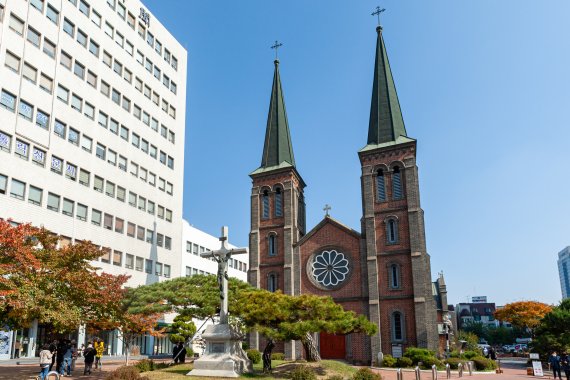 1902년 세워진 영남 지역 최초의 고딕양식 건축물인 계산성당