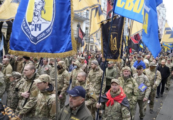 우크라이나 수호의 날인 지난 10월14일 우크라이나의 참전 용사들이 수도 키예프의 기념 집회에 참가, 시내를 행진하고 있다. 우크라이나 국경지대에서 러시아의 군사 활동이 점점 더 커지는 것에 대해 미국과 우크라이나, 동맹국들의 우려가 커지는 가운데 우크라이나는 러시아가 우크라이나의 가장 큰 두 항구인 베르디얀스크와 마리우폴을 연결하는 수역을 완전히 장악하는 것을 막기 위해 베르디얀스크의 새 해군 기지 건설에 박차를 가하고 있다고 CNN이 11월 23일(현지시간) 보도했다.<div id='ad_body2' class='ad_center'></div> 사진=뉴시스