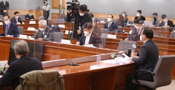 정부 "방역강화 대책 발표 연기…추가적 논의 필요"
