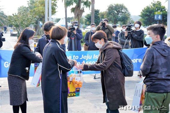 [fn포토] 코로나19 이후 첫 외국인 단체 관광객 '제주에'