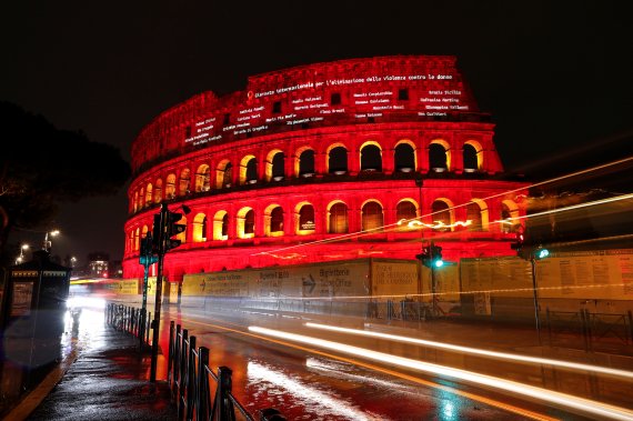 Names of femicide victims are projected onto the Colosseum lit up in red to honour women who have been killed by men to mark International Day for the Elimination of Violence Against Women, in Rome, Italy November 25, 2021. REUTERS/Remo Casilli /REUTERS/뉴스1 /사진=뉴스1 외신화상