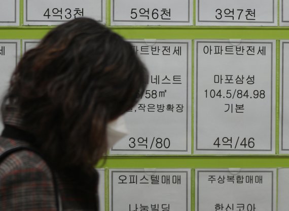 서울의 한 부동산에 아파트 반전세 매물 안내문이 붙어 있다. © News1 신웅수 기자 /사진=뉴스1