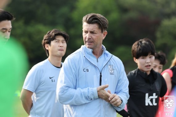 벨 감독(가운데)(대한축구협회 제공)© 뉴스1