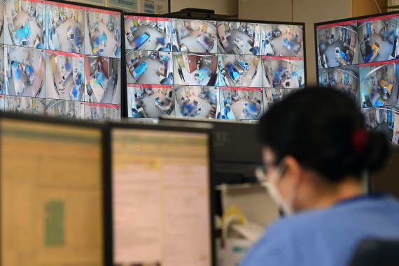 지난 24일 오후 서울 중랑구 서울의료원 코로나19 종합상황실에서 의료진들이 병상 CCTV를 살펴보고 있다. (공동취재사진) 뉴시스 제공.