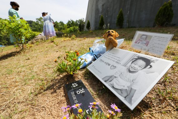5월11일 경기 양평군 하이패밀리 안데르센 공원묘원을 찾은 어머니와 딸이 양부모에게 장기간 학대를 당하다가 지난해 숨진 16개월 영아 정인(가명)양을 추모한 뒤 묘역을 둘러보고 있다.(자료사진). 2021.5.11/뉴스1 © News1 민경석 기자