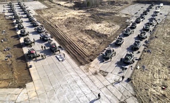 [AP/뉴시스] 지난 4월22일(현지시간) 크림반도에서 이동 중인 러시아의 군장비 모습. 사진은 러시아 국방부 제공. 2021.11.26.