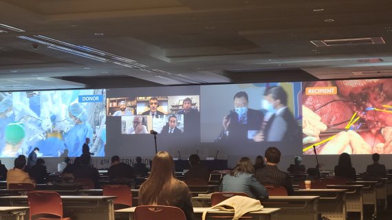 지난 25일 벡스코에서 열린 국제간췌장외과학 심포지엄(ISLS 2021)에서 진행된 동아대병원 간이식 로봇수술 장면./제공=동아대병원