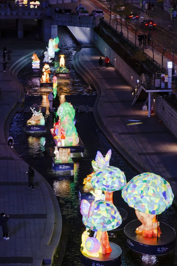 2021 서울빛초롱축제에서 형형색색의 한지등이 청계천을 밝히고 있다. 서울관광재단 제공