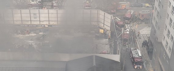 [서울=뉴시스] 서울 영등포구 문래동 에이스앤에스타워 공사현장에서 화재가 발생해 시민 60여명이 대피했다. 2021.11.26. photo@newsis.com (사진=독자제공)