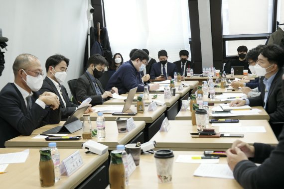 [서울=뉴시스]법무부가 지난 25일 진행한 법무자문위원회 '미래시민법 포럼' 첫 회의에서 참석자들이 의견을 나누고 있다. 2021.11.26 (제공=법무부)