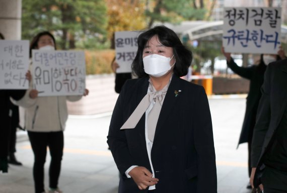 윤미향 무소속 국회의원이 지난해 11월 26일 오후 서울 마포구 서울서부지법에서 열린 '정의기억연대 사건' 사기 등 혐의 5차 공판에 출석하고 있다. 2021.11.26. 사진=뉴시스화상