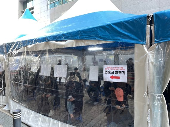 26일 오전 11시쯤 서울 관악구청 선별진료소에는 150명이 넘는 사람들이 진료소 천막 아래서 대기하고 있다. © 뉴스1/구진욱 기자