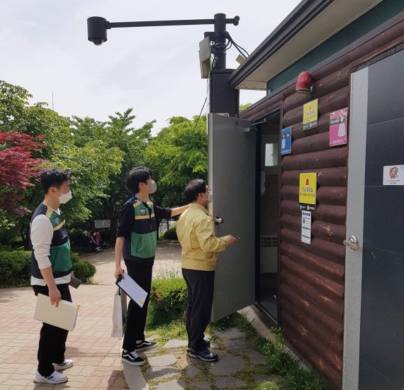 서울 관악구에서 직원들이 공중화장실 시설을 점검하고 있다(관악구 제공).© 뉴스1