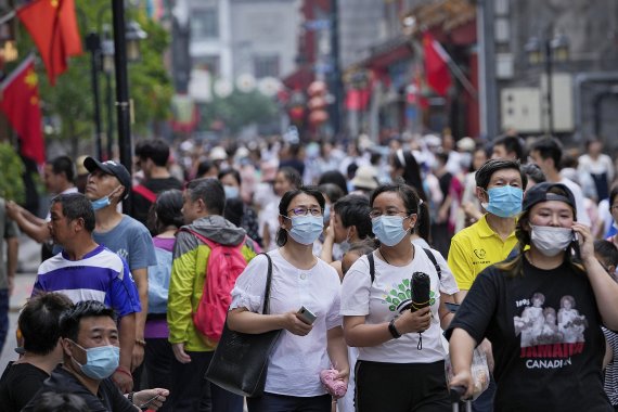 [베이징=AP/뉴시스] 지난 7월8일(현지시간) 중국 베이징에서 대부분 마스크를 착용한 사람들이 인기 쇼핑 거리를 활보하고 있다. 2021.07.08.