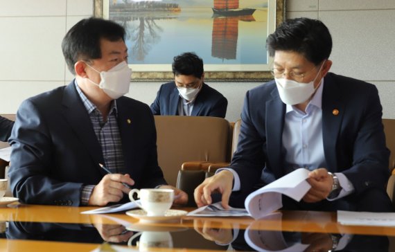 국민의힘 이만희 의원(왼쪽)이 노형욱 국토부장관과 면담하고 있다. (이만희 의원실 제공) 2021.11.26/© 뉴스1