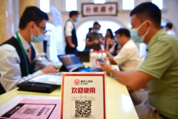 [하이커우=신화/뉴시스] 8일(현지시간) 중국 하이난성 하이커우에서 열린 '중국 국제 소비재 박람회(CICPE)'에서 한 남성이 디지털 위안화(e-CNY) 결제를 시도하고 있다. 2021.05.10