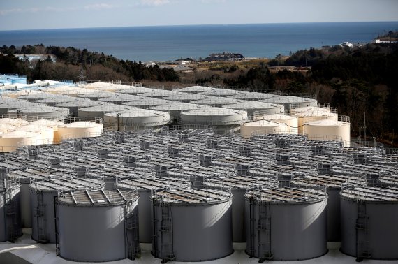 일본 후쿠시마 제1원자력발전소 부지 내에 설치돼 있는 방사성 오염수 저장탱크 <자료사진> © 로이터=뉴스1