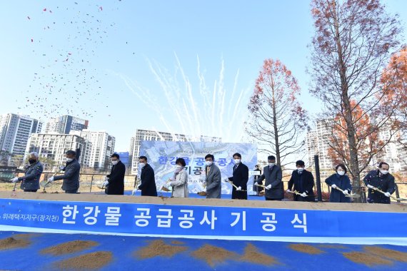 지난 25일 서울 송파구 장지천 수변데크에서 진행된 한강물 공급을 위한 펌프장 건립 및 유지용수관로 공사 기공식 모습,(하남시 제공) © News1