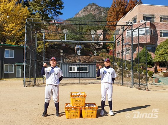 NC 다이노스가 25일 연고지역 중고등학교 25개 야구팀에 드림볼 13000개를 기증했다.(NC 다이노스 제공)© 뉴스1