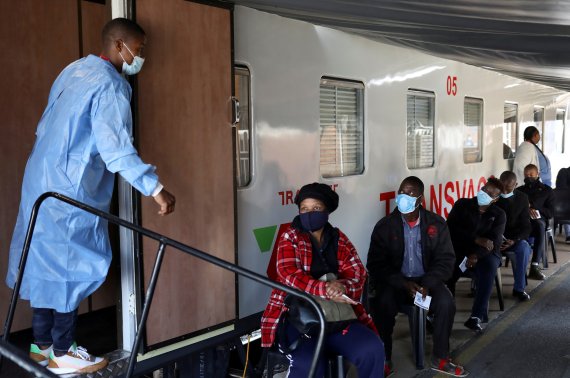 지난 8월30일(현지시간) 신종 코로나바이러스 감염증(코로나19) 백신 접종을 위해 마련된 트란스바코(Transvaco) 백신 열차 앞에 사람들이 대기 중이다. 남아프리카공화국의 철도회사 트랜스넷은 열차를 개조해 코로나19 예방접종센터를 만들었다. © 로이터=뉴스1 © News1 윤지원 기자