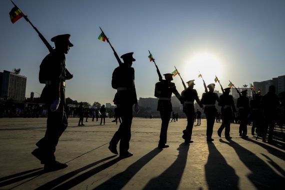 [아디스아바바=AP/뉴시스] 7일(현지시간) 에티오피아 수도 아디스아바바 시내 메스켈 광장에서 에티오피아군 병사들이 소총에 국기를 매달고 국방군(ENDF) 지지 집회에 참여해 행진하고 있다. 이날 도심에 집결한 수만 명의 시위대는 티그라이 반군과 싸우는 아머드 총리 정부 지지를 표명했다. 2021.11.08.