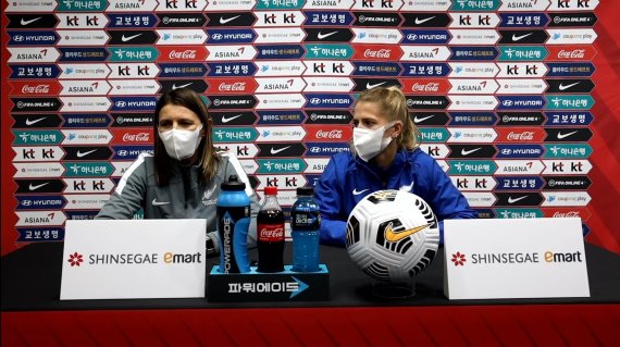 뉴질랜드 여자 축구대표팀의 지츠카 클림코바 감독(왼쪽)과 케이티 보윈. (대한축구협회 유튜브 캡처) © 뉴스1
