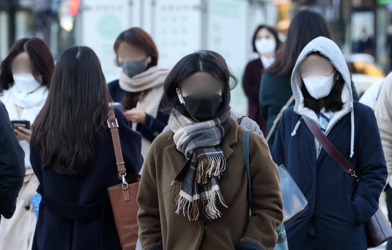 서울 종로구 세종대로사거리에서 시민들이 두터운 외투를 입은 채 발걸음을 재촉하고 있다.© News1 조태형 기자