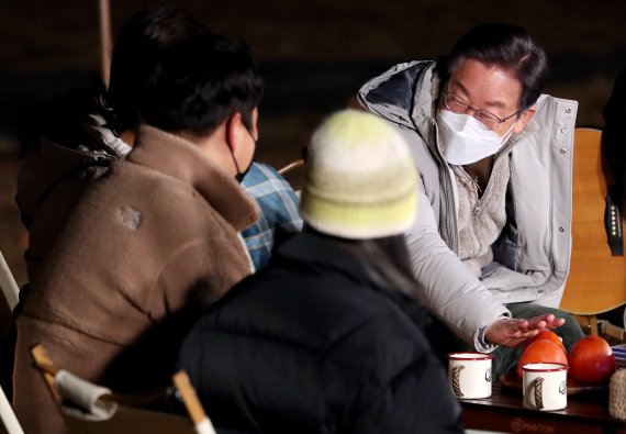 이재명 더불어민주당 대선 후보가 26일 오후 전남 해남군 오시아노 캠핑장에서 30대 직장인들과 삶의 애환에 대한 진솔한 소통을 나누고 있다. 2021.11.26/뉴스1 © News1 이동해 기자