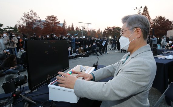 이재명 더불어민주당 대선 후보가 19일 오후 대전 엑스포 시민광장을 찾아 G-스타 2021를 알리기 위한 퍼포먼스로 게임을 하고 있다. 이 후보는 지난주 부산·울산·경남 지역순회에 이어 이날 대전을 시작으로 '매타버스(매주 타는 민생 버스)'를 타고 2박3일 일정으로 충청지역을 누빈다. 2021.11.19/뉴스1 © News1 김기태 기자