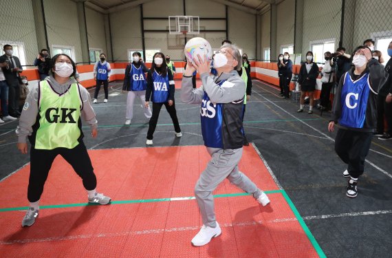 이재명 더불어민주당 대선 후보가 31일 오전 경기도 고양시 덕양구 상암농구장에서 2030 여성 생활체육 동호인들과 넷볼(netball)경기를 하고 있다. 2021.10.31/뉴스1 © News1 국회사진취재단