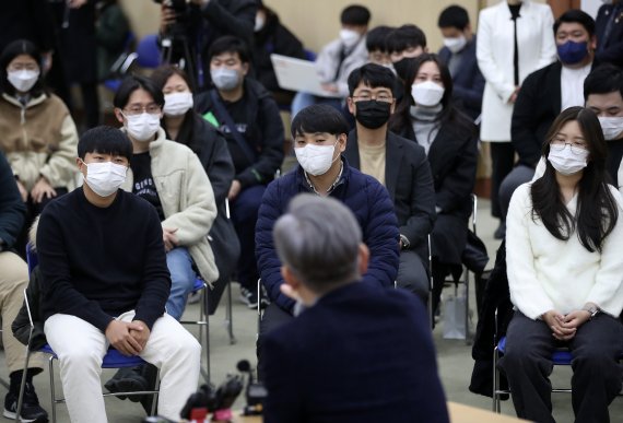 12일 오후 울산 남구 시의회 대강당에서 열린 이재명 더불어민주당 대선 후보의 '청년이 묻고, 이재명이 답하다' 울산 청년들과의 대화에서 2030 청년들이 이 후보의 인사말을 경청하고 있다. 이 후보는 이날 부산·울산·경남을 시작으로 약 8주간 버스를 타고 전국 곳곳의 목소리를 경청하는 매타버스(매주 타는 민생버스) 프로젝트에 돌입했다. 2021.11.12/뉴스1 © News1 오대일 기자