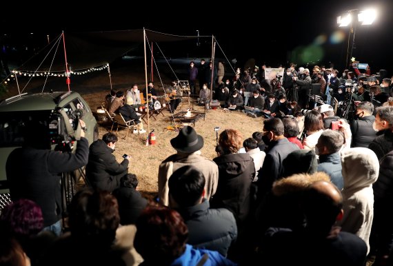 이재명 더불어민주당 대선 후보가 26일 오후 전남 해남군 오시아노 캠핑장에서 30대 직장인들과 삶의 애환에 대한 진솔한 소통을 나누고 있다. 2021.11.26/뉴스1 © News1 이동해 기자