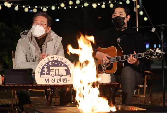 이재명 더불어민주당 대선 후보가 26일 오후 전남 해남군 오시아노 캠핑장에서 30대 직장인들과 '명심캠핑'을 하고 있다. 2021.11.26/뉴스1 © News1 이동해 기자